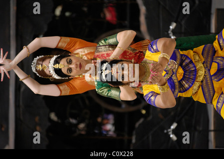 Indische Tänzerinnen Vorformen bei einer Veranstaltung Stockfoto