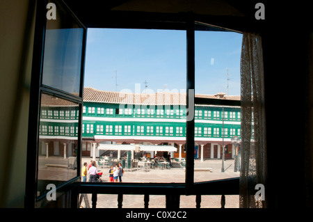 Der Hauptplatz von einem offenen Balkon. Almagro, Provinz Ciudad Real, Castilla La Mancha, Spanien. Stockfoto