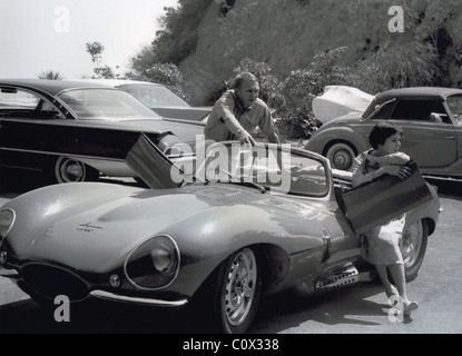 STEVE McQUEEN U.S. Filmschauspieler mit Frau Nellie und ihr Jaguar XKSS Stockfoto