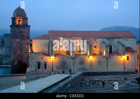 Blick auf die Eglise Notre-Dame-des-Anges nachts in Collioure. Frankreich Stockfoto