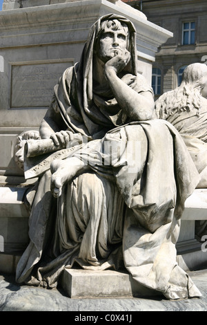 In der Mitte Gendarmenmarkt Platzes steht eine Statue von Friedrich Schiller Stockfoto