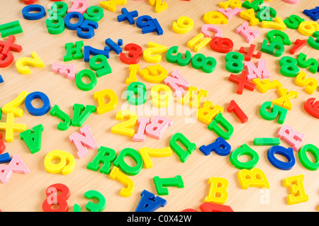 Kinder-Buchstaben und Ziffern auf dem Tisch Stockfoto