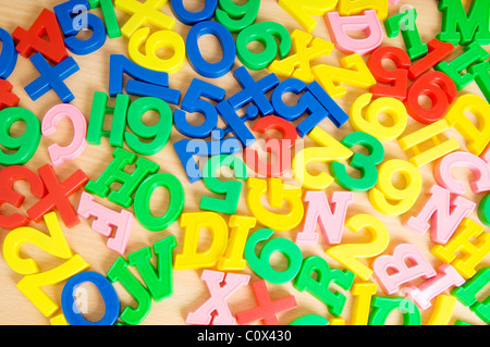 Kinder-Buchstaben und Ziffern auf dem Tisch Stockfoto