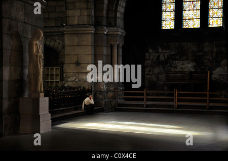 Frau in der Basilika Sacre-Coeur, Paris Stockfoto