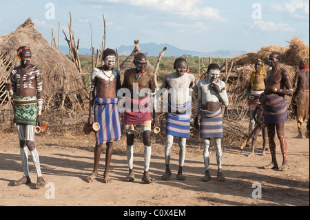 Karo Menschen mit Körper-Gemälde, die Teilnahme an einem Tribal dance Zeremonie, Omo-Tal, Südäthiopien Stockfoto