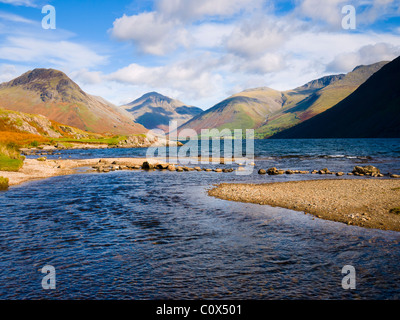 Blick über das Wastwater von Yewbarrow, Great Gable, Lingmell und Scafell Fells in Wasdale Head im Lake District National Park, Cumbria, England. Stockfoto