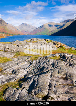 Blick über das Wastwater von Yewbarrow, Great Gable, Lingmell und Scafell Fells in Wasdale Head im Lake District National Park, Cumbria, England. Stockfoto