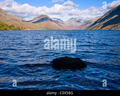 Blick entlang Wastwater vom Ufer bei Low Wood in der Nähe von Nether Wasdale im Lake District National Park, Cumbria, England. Stockfoto