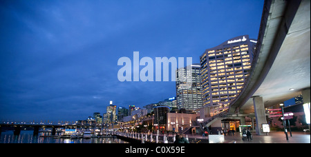 Skyline von Darling Harbour in Sydney, New South Wales, in der Nacht. Stockfoto