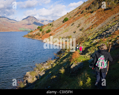Menschen zu Fuß entlang der Geröllhalden neben Wastwater in der Nähe von Nether Wasdale im Nationalpark Lake District, Cumbria, England. Stockfoto