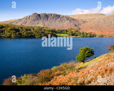 Blick über Wastwater Richtung Buckbarrow von den Screes bei Nether Wasdale im Lake District National Park, Cumbria, England. Stockfoto