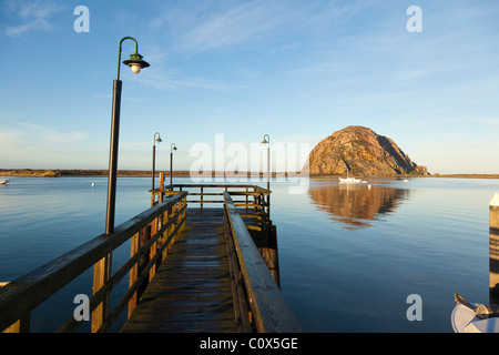 Morro Rock in Morro Bay, Kalifornien mit Morro Bay im Vordergrund.  Pier im Vordergrund. Stockfoto