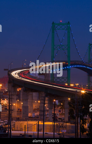 Autos auf Vincent Thomas Bridge in San Pedro, Kalifornien zeigt den Hafen von Los Angeles Stockfoto