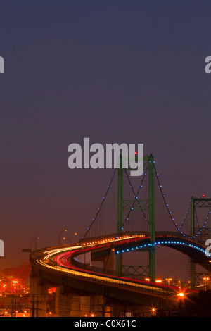 Autos auf Vincent Thomas Bridge in San Pedro, Kalifornien zeigt den Hafen von Los Angeles Stockfoto