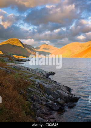 Blick über das Wastwater von Yewbarrow, Great Gable und Lingmell Fells bei Wasdale Head im Lake District National Park, Cumbria, England. Stockfoto