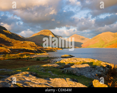 Blick über das Wastwater von Yewbarrow, Great Gable und Lingmell Fells bei Wasdale Head im Lake District National Park, Cumbria, England. Stockfoto