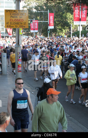 Läufer warten auf den offiziellen Start der Stadt zu Surfen, Rennen, Sydney, NSW, Australien. Stockfoto