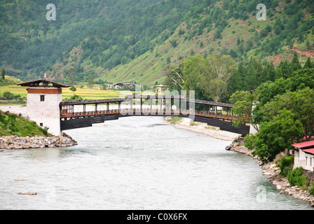 Traditionelle Freischwinger Brücke über den Fluss nach Punakha Dzong, Punakha, Bhutan Stockfoto