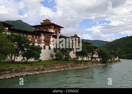 Punakha Dzong liegt am Zusammenfluss der beiden Flüsse, Punakha, Bhutan Stockfoto