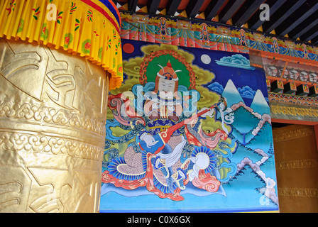 Wandmalerei und Gebetsmühle im Punakha Dzong, Bhutan Stockfoto