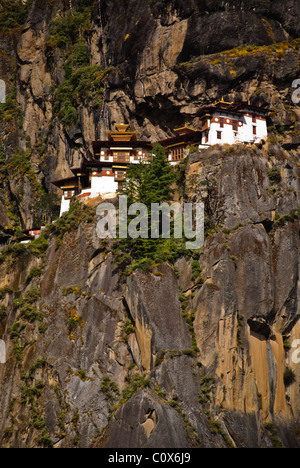 Taktsang Kloster hocken auf einer hohen Klippe in der Nähe von Paro Stadt. Stockfoto