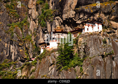 Taktsang Kloster, schöne architektonischen Gebäuden auf der Klippe in der Nähe von Paro Stadt. Stockfoto