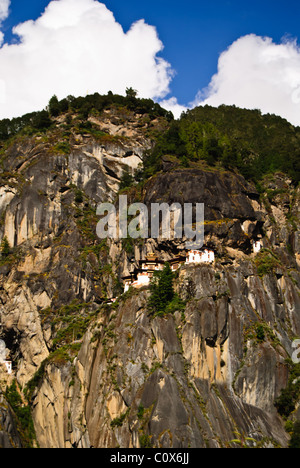 Taktsang Kloster Pearching am Rande des hohen Klippe in der Nähe von Paro Stadt. Stockfoto