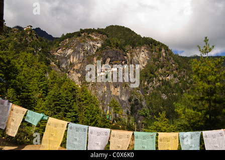 Taktsang Kloster hocken am Rande von einer hohen Klippe. Stockfoto