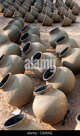 Handgemachte indische Wasser Töpfe trocknen in der Sonne vor dem Brand. Andhra Pradesh, Indien Stockfoto