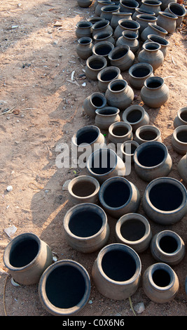 Handgemachte indische Wasser Töpfe trocknen in der Sonne vor dem Brand. Andhra Pradesh, Indien Stockfoto