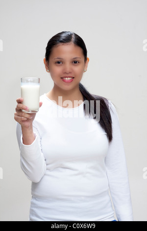 Eine junge Frau mit einem Glas Milch. Stockfoto
