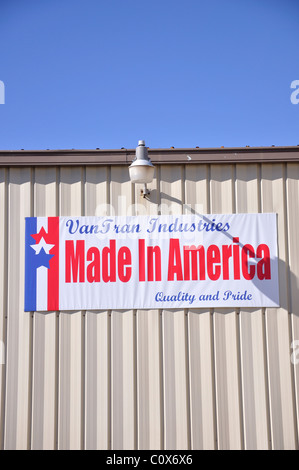 Gebildet in Amerika Zeichen auf das lokale Geschäft, Waco, Texas, USA Stockfoto