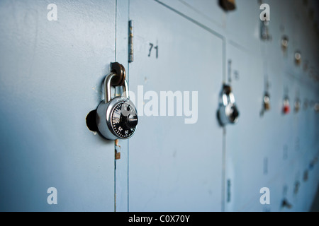 Schule Schließfächer mit Vorhängeschlössern. Stockfoto