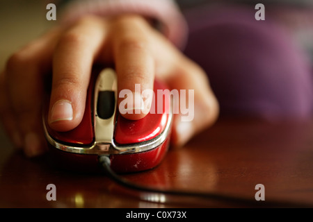 Mädchen mit Computermaus Stockfoto