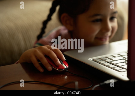 Mädchen mit Computermaus Stockfoto