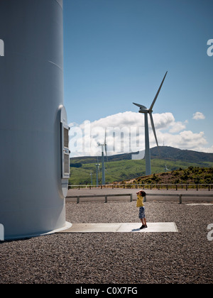 Junge schaut zu Windkraftanlage, Windpark Te Apiti, Neuseeland. Stockfoto