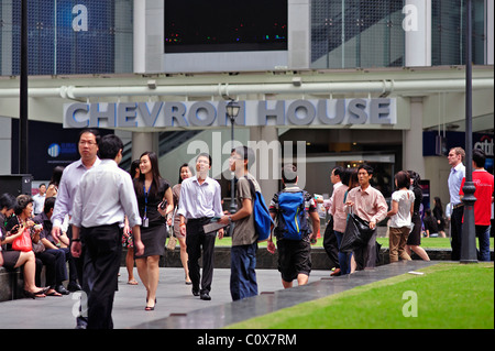 Raffles Place Business District Leute draußen zu Mittag Singapur Stockfoto