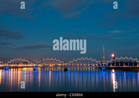 Nachtaufnahme mit Stadt Fluss und Himmel in Riga Stockfoto