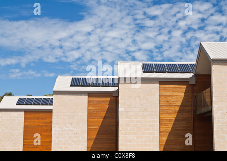 Solarzellen auf Hausdächern Stockfoto