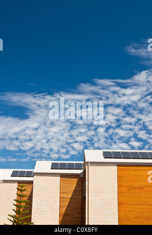 Solarzellen auf Hausdächern in Australien Stockfoto