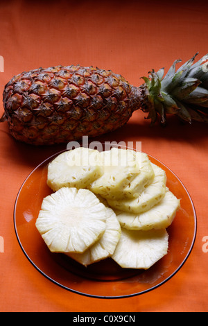 Brasilianische Küche. Eine ganze Ananas und frisch geschnittenen Scheiben Stockfoto