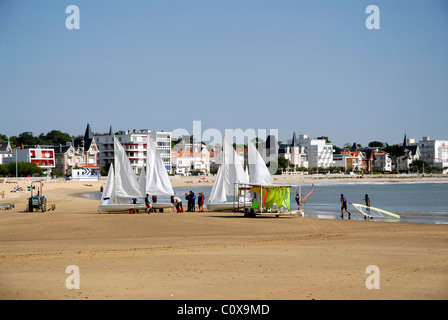 Segelboote am Strand von Royan in Frankreich, Region Charente-Poitou, Departement Charente Maritime Stockfoto