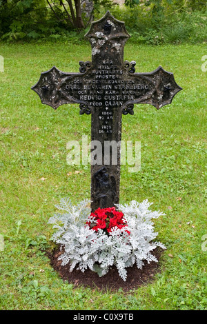 altes Grab mit Blumen Stockfoto