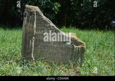 Gebrochenen Grabstein auf dem Friedhof in Iasi, Rumänien. Stockfoto