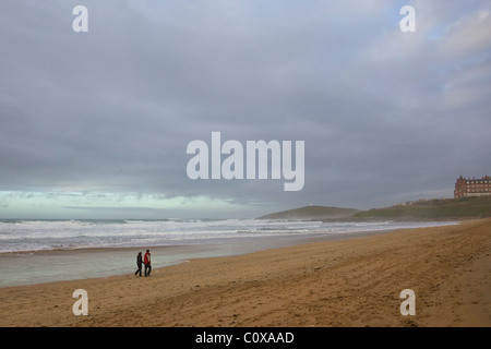 Junges Paar zu Fuß, Winter Surf Fistral Beach, Newquay, Cornwall, Südwestengland, UK, Deutschland, GB, Großbritannien, Stockfoto