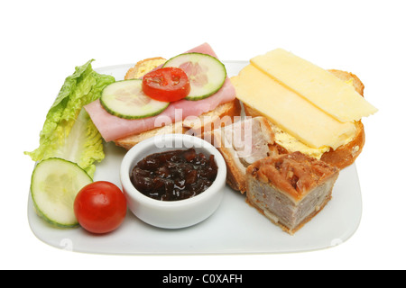 Teller mit Snack Essen von Schweinefleisch Kuchen, Brot, Käse, Schinken und Salat isoliert auf weiss Stockfoto