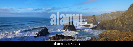 Panorama-Foto von Bedruthan Steps in der Wintersonne, North Cornwall, Südwestengland, UK, Vereinigtes Königreich, GB, Großbritannien Stockfoto