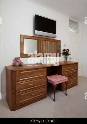 Ein Schlafzimmer im Vereinigten Königreich mit einem Holztisch Eiche Dressing. Stockfoto