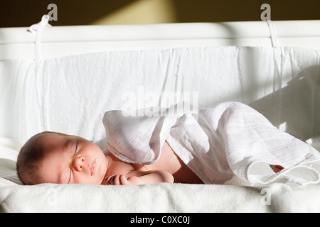 Ein neugeborenes Baby friedlich schlafend Stockfoto
