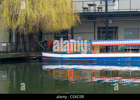 Camden Town oder Sperre oder Markt, London, Weidenbaum von Jenny Wren Canal Cruises Schiff oder Boot mit Spiegelungen im Wasser Stockfoto